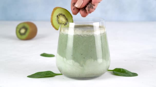 Superfood. Chia-Samen werden in ein Glas Spirulina Chlorella Smoothie gegossen. — Stockvideo