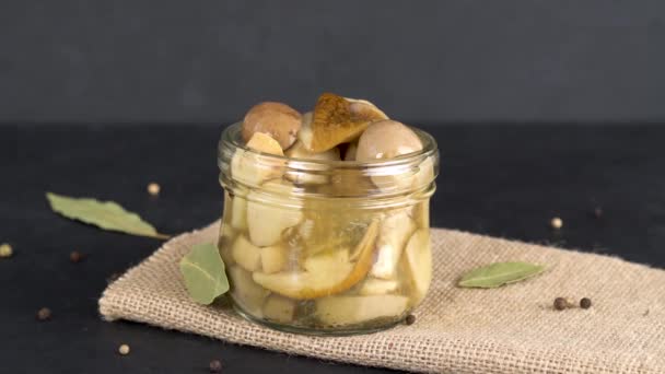 Deliciosas setas comestibles marinadas en escabeche boletus edulis. Vídeo de comida. Acercar — Vídeos de Stock