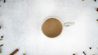 Baharatlı Hint Masala çayı ve malzemeleriyle hareketli animasyon videosunu durdur.