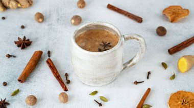 Geleneksel Hint Masala çayı seramik bardakta: tarçın, zencefil, hindistan cevizi, kakule, anason, bal, karanfil. Sütlü acılı siyah çay..