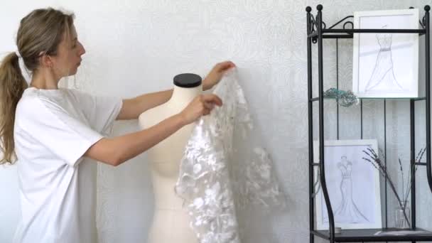 El diseñador eligiendo la tela. Maniquí de costura o maniquí con encaje de boda. — Vídeos de Stock