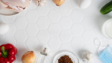 Uzun vadeli etkiler covid-19 konsepti. Parozmi yüzünden kötü kokan yiyecekler ve parfümler. Parozmi - koku alma duyusu bozulmuş. Üst Manzara. Boşluğu Kopyala.