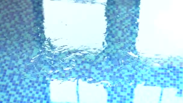 Чистая голубая вода течет в бассейне из-за встречного течения, встречного тока. — стоковое видео