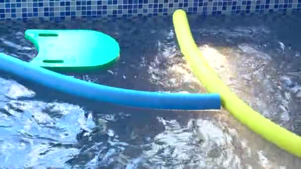 Fideos de natación y tabla de billar para enseñar a los niños en la piscina, aqua aeróbic. — Vídeos de Stock