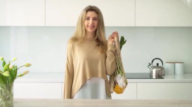 Genç kadınlar alışveriş ağı çantası tutuyor. Sıfır atık, plastiğe alternatif.