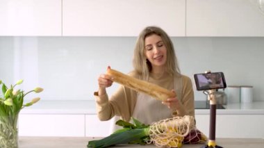 Canlı yayında mutlu video blogger yayınları. İçerik oluşturan sosyal medya etkileyiciName.