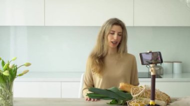 Canlı yayında mutlu video blogger yayınları. İçerik oluşturan sosyal medya etkileyiciName.