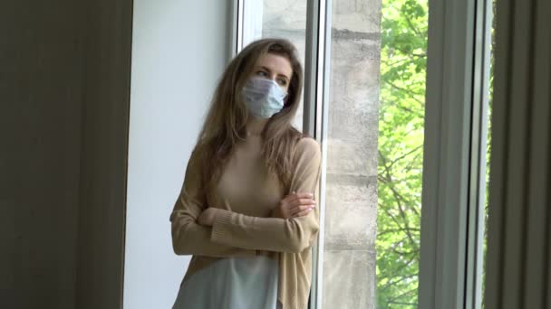 若いです女性取ります彼女の青医療外科マスクと呼吸深いですザ空気. — ストック動画