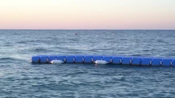 Blå plast flytande ponton, brygga, gångväg i havet. — Stockvideo