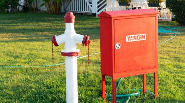 Yeşil çimenlikteki yangın musluğu. Türkiye, Kemer, 08.08.2021