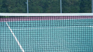 Profesyonel tenis kortunda bir tenis ağının yakın çekimi. Tenis sporu geçmişi.