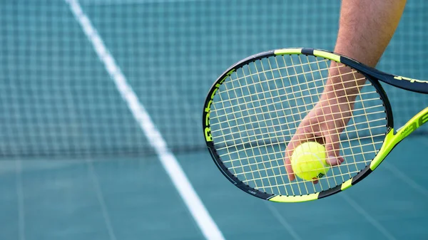 Detailní záběr tenisové rakety a žlutého míčku. Tenisový sport. Muži drží tenisovou raketu. Sportovní pozadí. Kopírovat prostor. — Stock fotografie