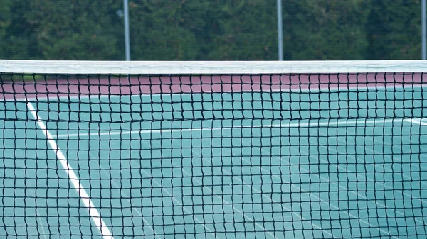 Zblízka záběr tenisové sítě na profesionálním tenisovém kurtu. Tenis sportovní zázemí. — Stock fotografie