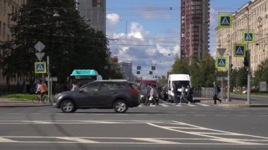 Yoğun bir şehirde trafik vardı. Yaya geçidi. St Petersburg, Rusya, 21.09.2021.