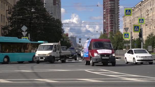 Trafiken i en hektisk stad. Bilar börjar röra på sig. Sankt Petersburg, Ryssland, 21.09.2021. — Stockvideo