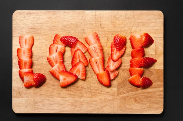 まな板の上のイチゴと愛の書き込み ストックフォト