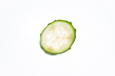 Sağlıklı taze meyve dilimlenmiş. Yüzük salatalık