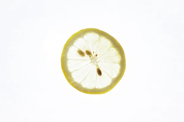 Sağlıklı taze meyve dilimlenmiş. Yüzük limon