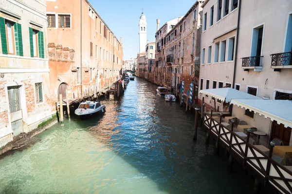 Klassisk bild av venetianska kanalerna med gondola — Stockfoto