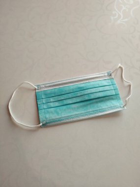 Beyaz arka planda mavi tıbbi maske