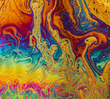 Sabun köpüğü yüzeyinde oluşan desenler