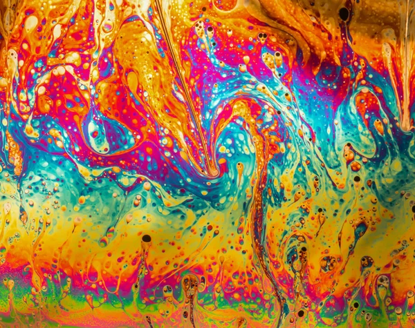Psychedelic soyut sabun köpüğü tarafından ışık yansıtan kurdu