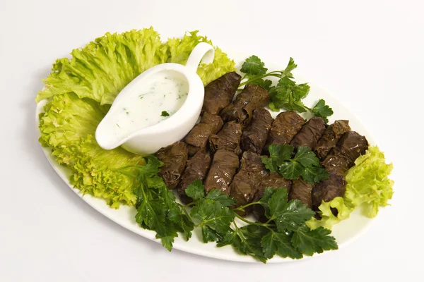 Lahana marul ile beyaz bir arka plan üzerinde rulo.