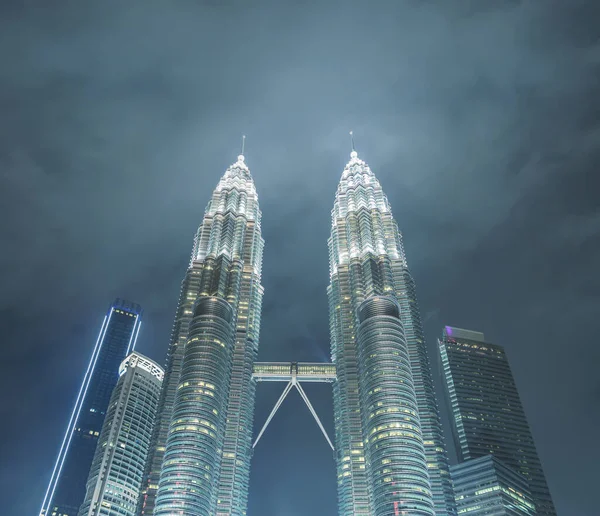 Kuala Lumpur 'daki Petronas İkiz Kuleleri manzarası. 