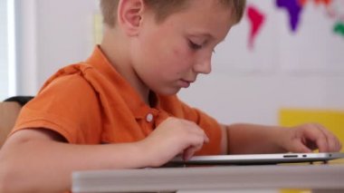 Çocuk dijital tablet kullanma