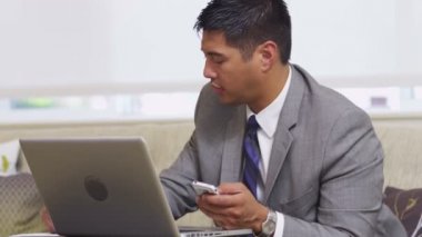 Dizüstü bilgisayar kullanan iş adamı