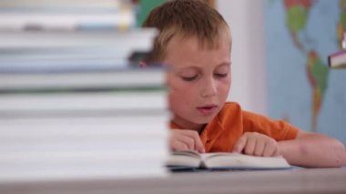 Çocuk kitabı okuyor