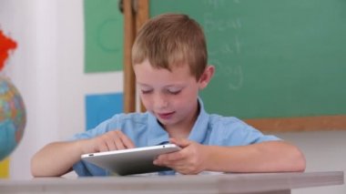 Çocuk dijital tablet kullanma