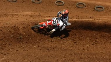 Dirt motocross yarışçısı uçar