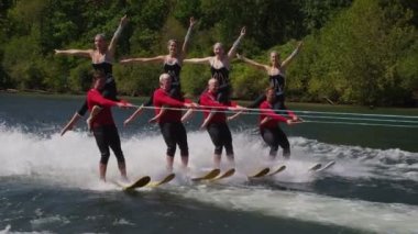 Grup su kayakçı