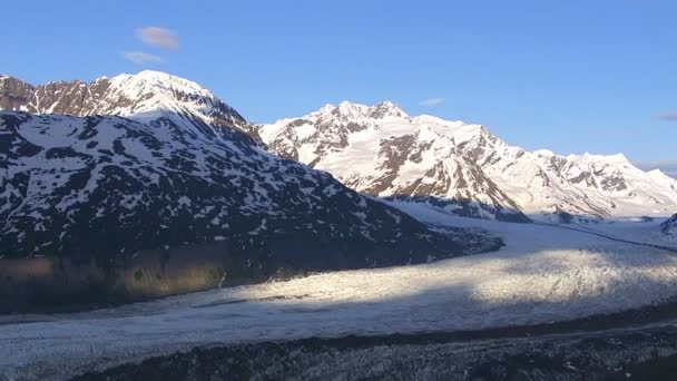 Sjön med snötäckta berg — Stockvideo