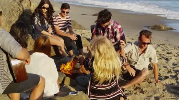 Jóvenes en la playa — Vídeos de Stock