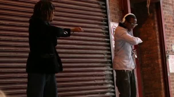 Dos amigos bailando en las calles — Vídeos de Stock