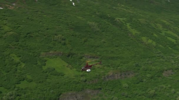 Helicóptero sobre el paisaje de Alaska — Vídeos de Stock