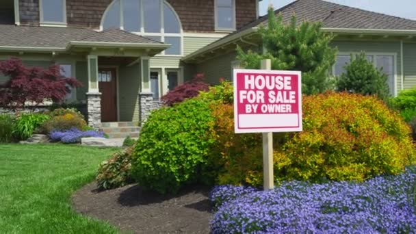 För försäljning tecken nära hem — Stockvideo