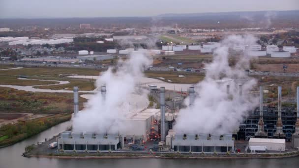 Humo que sale de un edificio industrial — Vídeo de stock