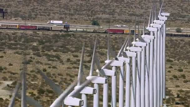 Turbinas eólicas productoras de energía — Vídeos de Stock