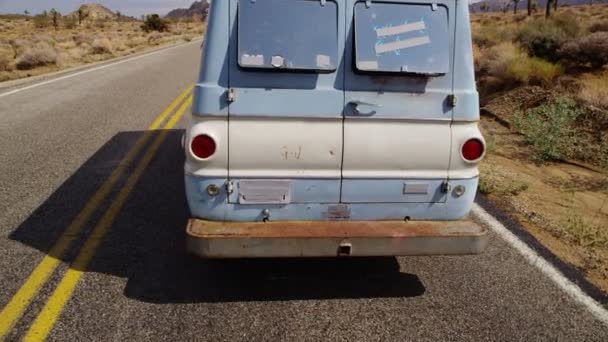Van em uma estrada no deserto — Vídeo de Stock