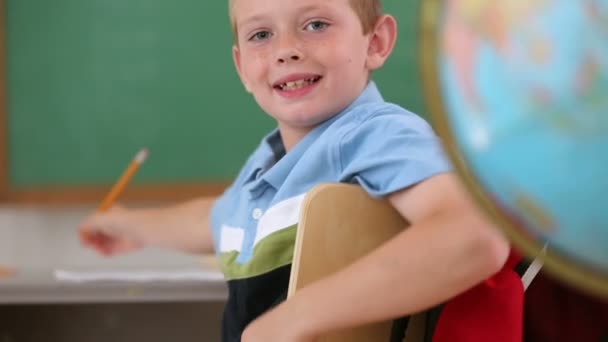 Portret van de jongen in de klas — Stockvideo