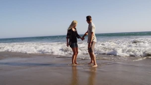 Νεαρό ζευγάρι στην παραλία — Αρχείο Βίντεο
