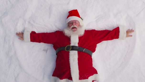 Papai Noel jogando na neve — Vídeo de Stock