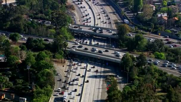 Trafic de oră de vârf pe autostrada aglomerată — Videoclip de stoc