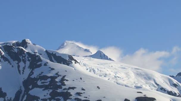Picos nevados de montaña — Vídeo de stock