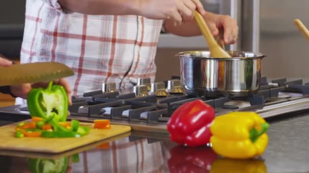 Couple prepare meal — Stock Video