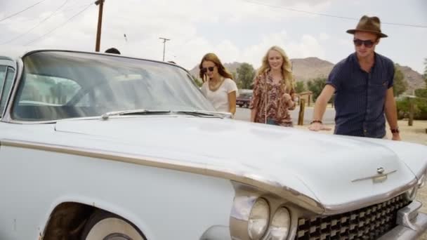 Amigos mirando coche retro — Vídeo de stock