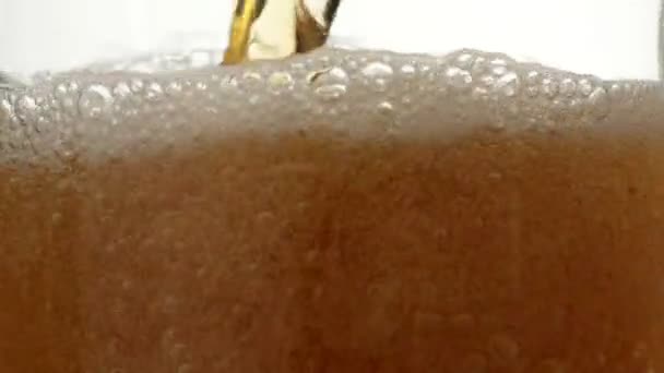 Birra versata nel bicchiere — Video Stock